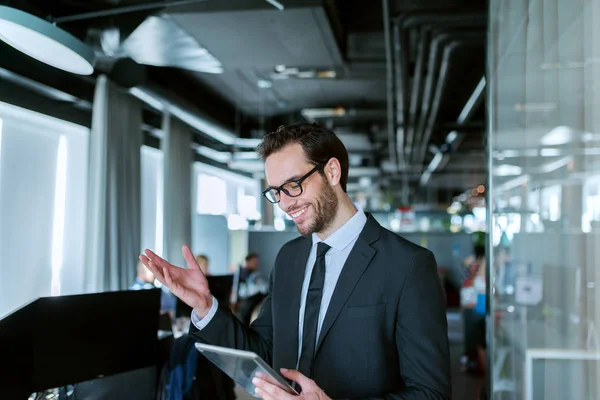 Primo Piano Successo Uomo Affari Sorridente Vestito Formale Utilizzando Tablet — Foto Stock