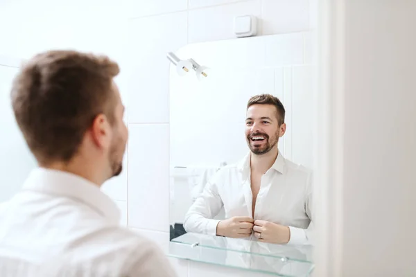 Lachende Knappe Zakenman Verkleden Voor Werk Terwijl Badkamer Voor Spiegel — Stockfoto