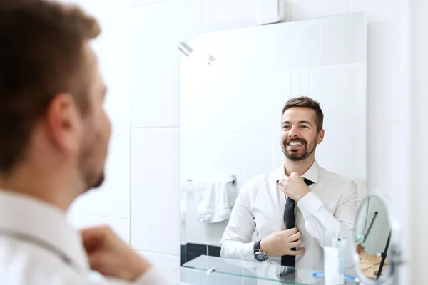 Pebisnis Tersenyum Memakai Dasi Sambil Melihat Cermin Dan Berdiri Kamar — Stok Foto