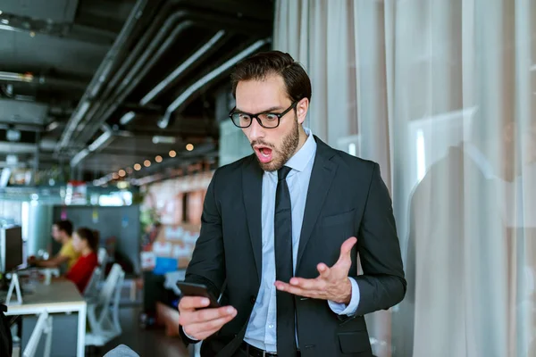 Primo Piano Uomo Affari Successo Vestito Con Abbigliamento Formale Messaggio — Foto Stock