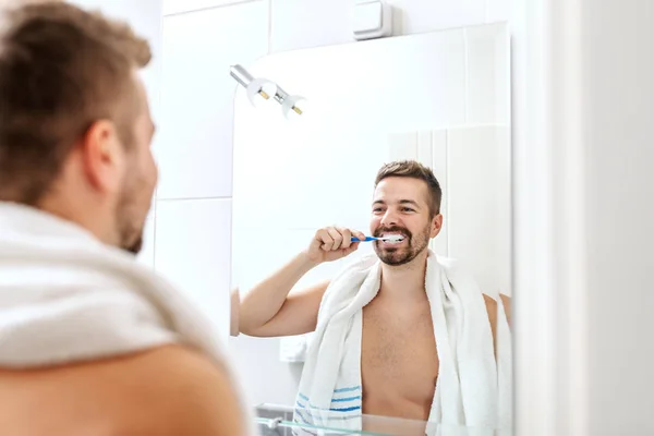 Smiling Shirtless Man Towel Neck Brushing His Teeth While Standing — ストック写真