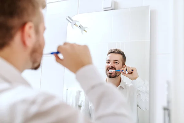 Zakenman Zijn Tandenpoetsen Terwijl Aan Voorzijde Van Spiegel Badkamer Ochtend — Stockfoto