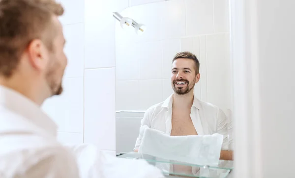 Gülümseyen Neşeli Bir Işadamı Ile Gömlek Düğmelerini Açmak Süre Banyoda — Stok fotoğraf