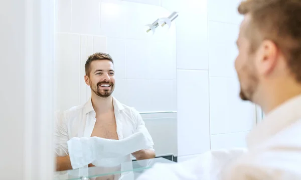 Glimlach Vrolijke Zakenman Met Ontknopen Shirt Handdoek Zijn Handen Wassen — Stockfoto