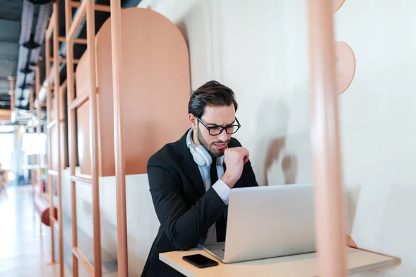 Pensativo Jovem Advogado Sucesso Vestido Desgaste Formal Usando Laptop Enquanto — Fotografia de Stock