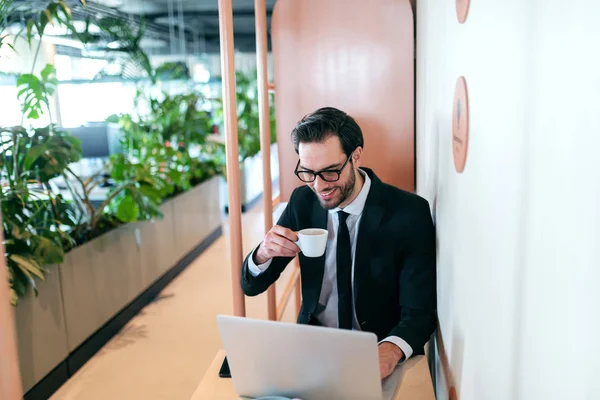 Sonriente Abogado Exitoso Ropa Formal Escribiendo Mail Bebiendo Espresso Mientras — Foto de Stock