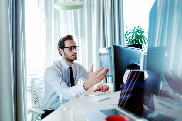 Empresário Corporativo Irritado Vestido Elegantemente Trabalhando Computador Desktop Enquanto Sentado — Fotografia de Stock