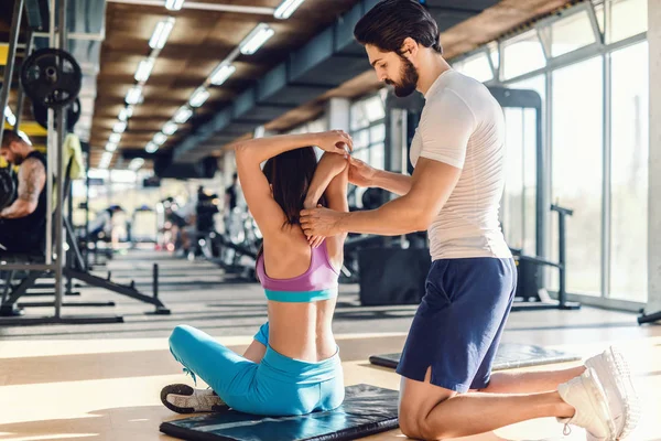 Entrenador Personal Barbudo Serio Ayudando Mujer Estirar Los Brazos Mujer — Foto de Stock