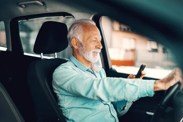 Close Smiling Bearded Senior Using Smarphone Writing Reading Message While — стоковое фото