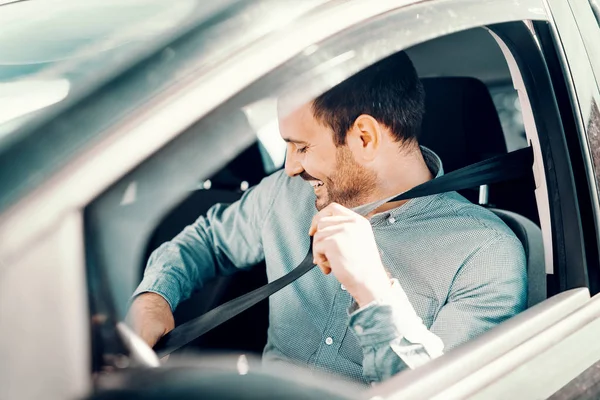 Portrait Homme Caucasien Souriant Attachant Ceinture Sécurité Assis Dans Voiture — Photo