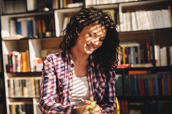 Bela Encantadora Jovem Estudante Sentada Biblioteca Aprendizagem Sorrindo Tomando Notas — Fotografia de Stock