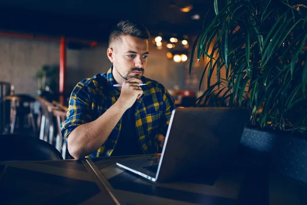 Thoughtful Bearded Freelancer Hand His Chin Working Laptop While Sitting — 스톡 사진