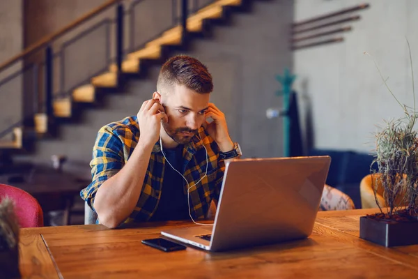 Freelancer Caucásico Barbudo Con Expresión Facial Seria Poniendo Auriculares Mirando — Foto de Stock