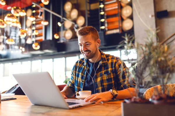 Freelancer Barbudo Con Sonrisa Dentada Auriculares Los Oídos Escribiendo Portátil — Foto de Stock