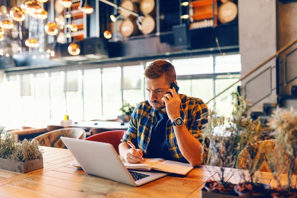 Freelancer Estresado Utilizando Teléfono Inteligente Escritura Tareas Cuaderno Mientras Mira — Foto de Stock