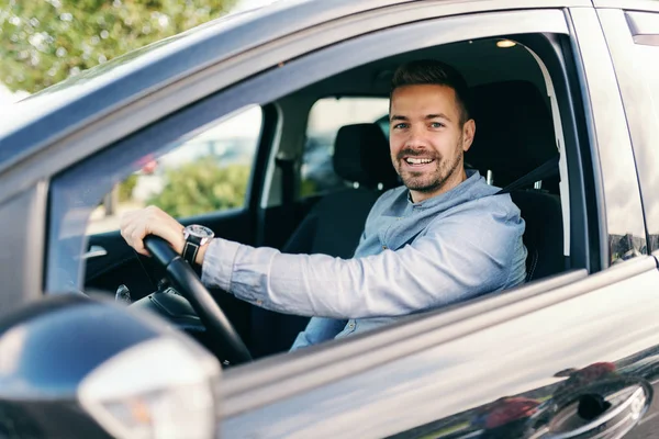 Homem Bonito Sorrindo Olhando Para Câmera Dirigindo Seu Carro Mão — Fotografia de Stock