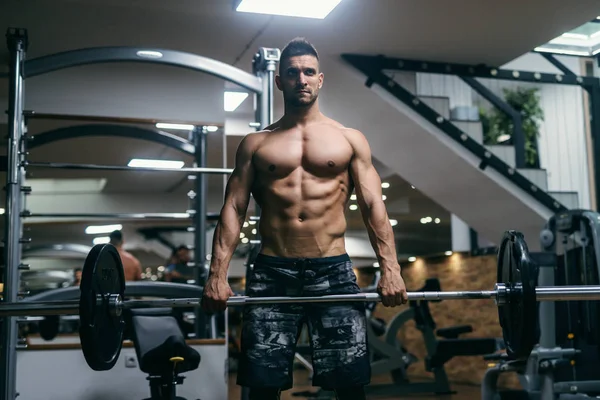 Junger Starker Kaukasischer Hemdloser Bodybuilder Der Hanteln Hebt Fitnessstudio Innenraum — Stockfoto
