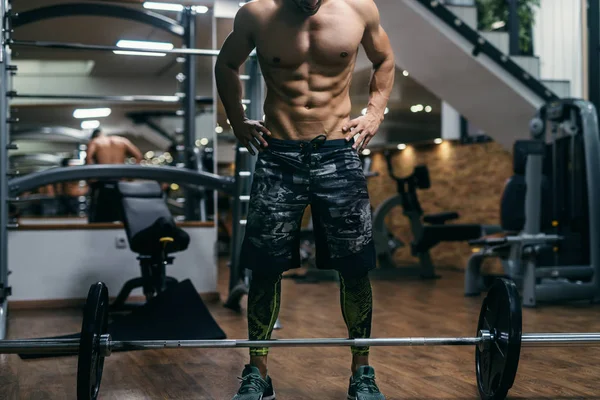 Hemdloser Kaukasischer Bodybuilder Der Sich Darauf Vorbereitet Hanteln Heben Fitnessstudio — Stockfoto