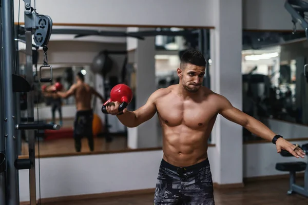 Junger Kaukasischer Muskulöser Mann Mit Kurzen Haaren Der Übungen Mit — Stockfoto