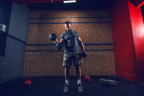 Starker Muskulöser Mann Shirt Und Kurzen Hanteln Während Der Turnhalle — Stockfoto