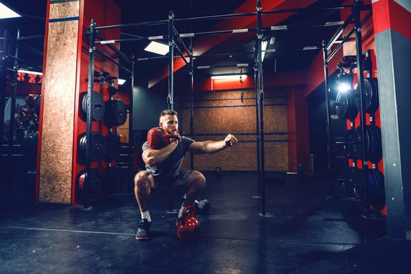 Νέοι Καυκάσιος Bodybuilder Αθλητικά Ενδύματα Που Κάνει Άσκηση Kettlebell Θέση — Φωτογραφία Αρχείου