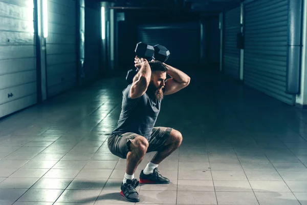 Seitenansicht Des Bärtigen Kaukasischen Bodybuilders Sportbekleidung Der Übungen Für Den — Stockfoto