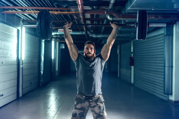 Kräftiger Muskulöser Bodybuilder Sportbekleidung Der Nachts Der Halle Langhanteln Hebt — Stockfoto