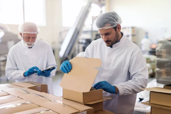 Junger Kaukasischer Angestellter Steriler Uniform Der Waren Kartons Verpackt Hintergrund — Stockfoto