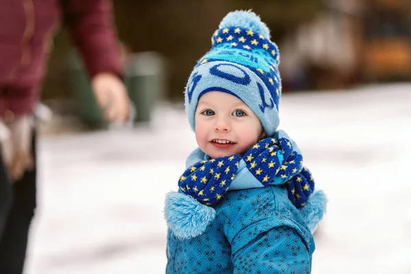 Primo Piano Del Bambino Con Sciarpa Cappello Vestiti Con Abiti — Foto Stock
