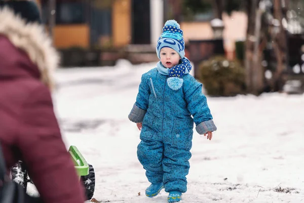 Niño Sonriente Ropa Invierno Con Sombrero Bufanda Disfrutando Nieve —  Fotos de Stock