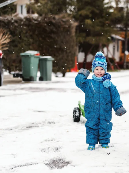 Bambino Sorridente Abbigliamento Invernale Con Cappello Sciarpa Godendo Sulla Neve — Foto Stock