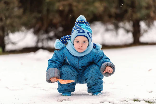 Carino Ragazzo Caucasico Abiti Caldi Con Sciarpa Cappello Che Giocano — Foto Stock