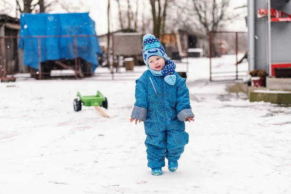 Ragazzino Vestito Con Vestiti Invernali Che Cammina Sulla Neve Congela — Foto Stock