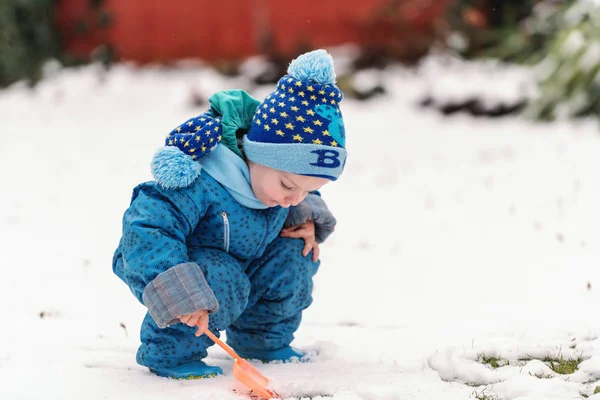 Niño Sonriente Ropa Invierno Con Sombrero Bufanda Disfrutando Nieve —  Fotos de Stock