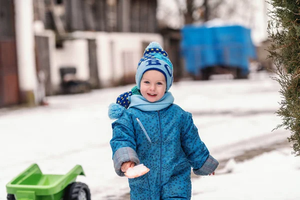 Adorable Niño Vestido Con Ropa Azul Invierno Jugando Limpiando Nieve —  Fotos de Stock