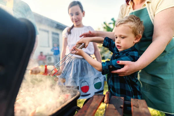 Kleine Schattige Peuter Jongen Helpen Familie Rond Grill — Stockfoto