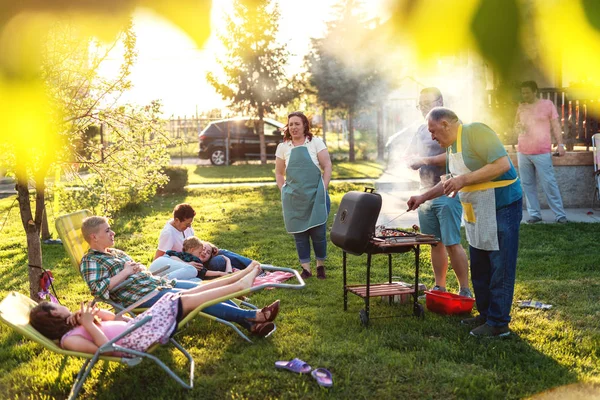 Vidám Családi Főzés Szabadtéri Grill Kertben Napsütéses Napon — Stock Fotó