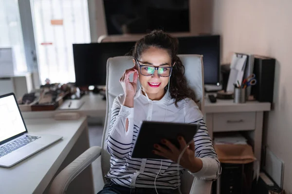 Una Secretaria Caucásica Sonriente Recibiendo Videollamadas Tableta Interior Oficina — Foto de Stock