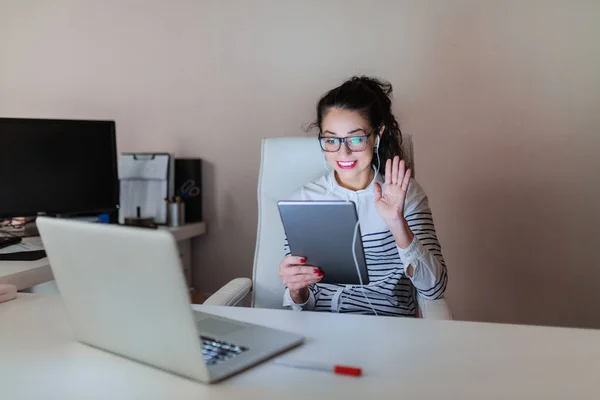 Video Çağrısı Tablet Sahip Modern Ofiste Otururken Sallayarak Gülümseyen Güzel — Stok fotoğraf