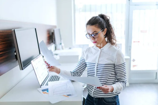 Empresária Séria Vestida Casual Escritório Moderno Comparando Papelada — Fotografia de Stock