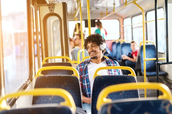 Guapo Joven Afroamericano Sonriente Sentado Transporte Público Escuchando Música Mientras —  Fotos de Stock