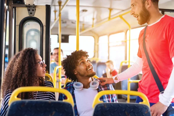 Groep Jonge Passagiers Praten Bus Stadsvervoer — Stockfoto