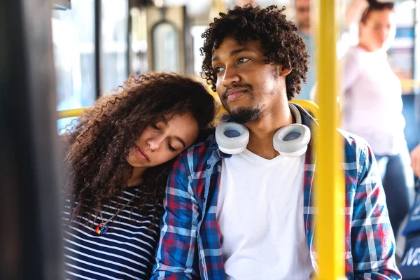 Casal Sentado Andando Ônibus Cidade Menina Dormindo Inclinado Cabeça Ombro — Fotografia de Stock