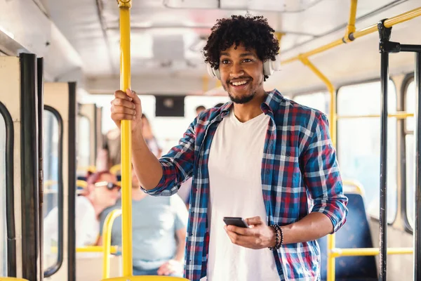 아프리카계 미국인 남자는 음악을 스마트 전화를 하거나 교통에 메시지를 — 스톡 사진