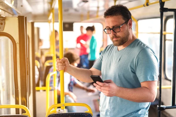 Hombre Barbudo Mediana Edad Con Gafas Usando Teléfono Inteligente Para — Foto de Stock