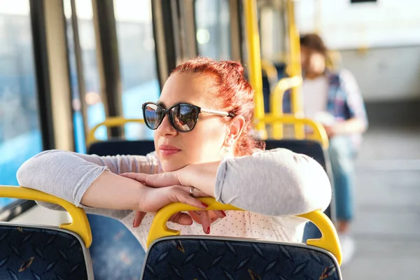 Jovem Mulher Bonita Sentado Assento Ônibus — Fotografia de Stock