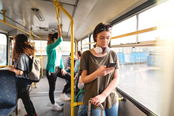 Ung Vakker Kvinne Som Hører Musikk Hodetelefoner Buss – stockfoto