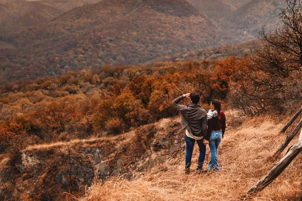 Pareja Joven Pie Mirador Disfrutando Vista Pareja Cogida Mano Tiempo — Foto de Stock