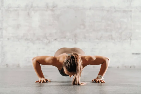 Muskulös Fokuserad Brunett Med Hästsvans Och Sportkläder Gör Push Ups — Stockfoto