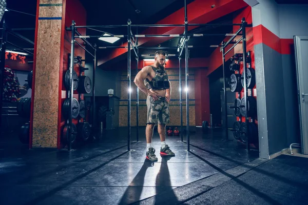 Junger Bärtiger Kaukasischer Ernsthafter Bodybuilder Der Mit Den Händen Auf — Stockfoto